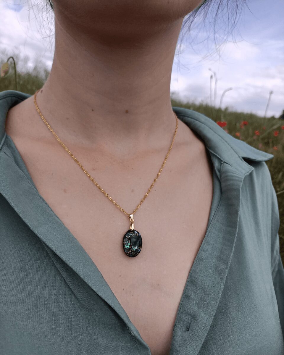 Collier en nacre argent plaqué or. Collection Boréale qui s'inspire des aurores boréales avec la nacre verte sur fond noir.