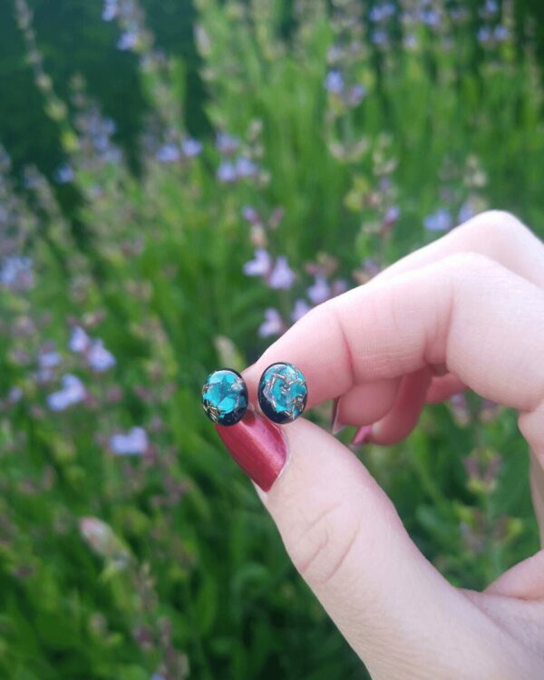 Cabochons d'oreilles en nacre verte et éclat de laiton. Style élégant et minimaliste. Hypoallergénique.Bijou pour femme.