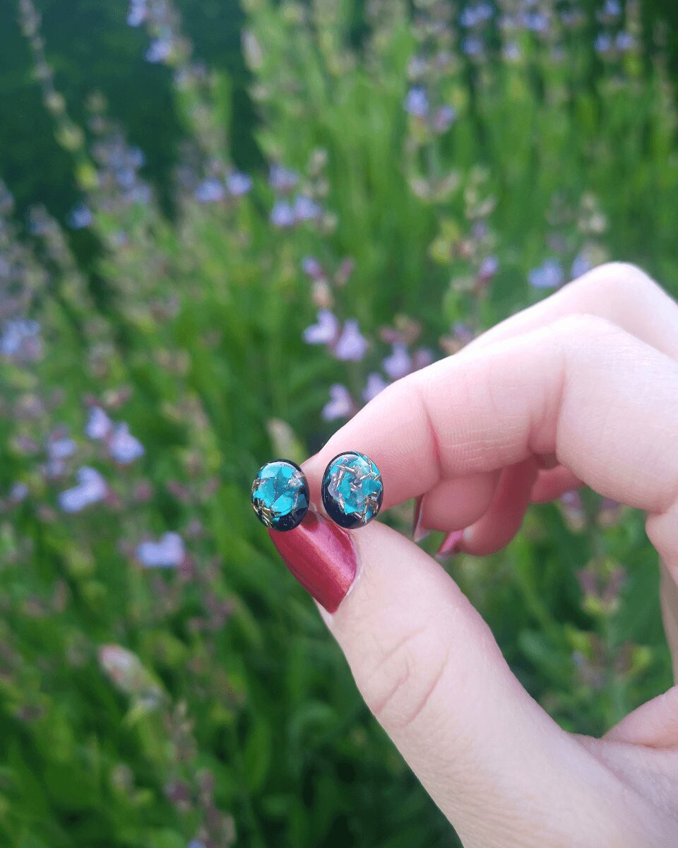 Cabochons d'oreilles en nacre verte et éclat de laiton. Style élégant et minimaliste. Hypoallergénique.Bijou pour femme.