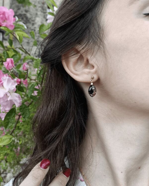 Boucles d'oreilles artisanales en nacre rose et feuilles d'or. Style chic et raffiné.