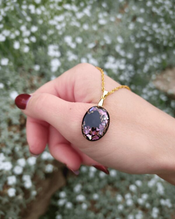 Collier en nacre rose et laiton. Argent plaqué or. Bijou pour femme. Style chic et élégant, discret mais lumineux.