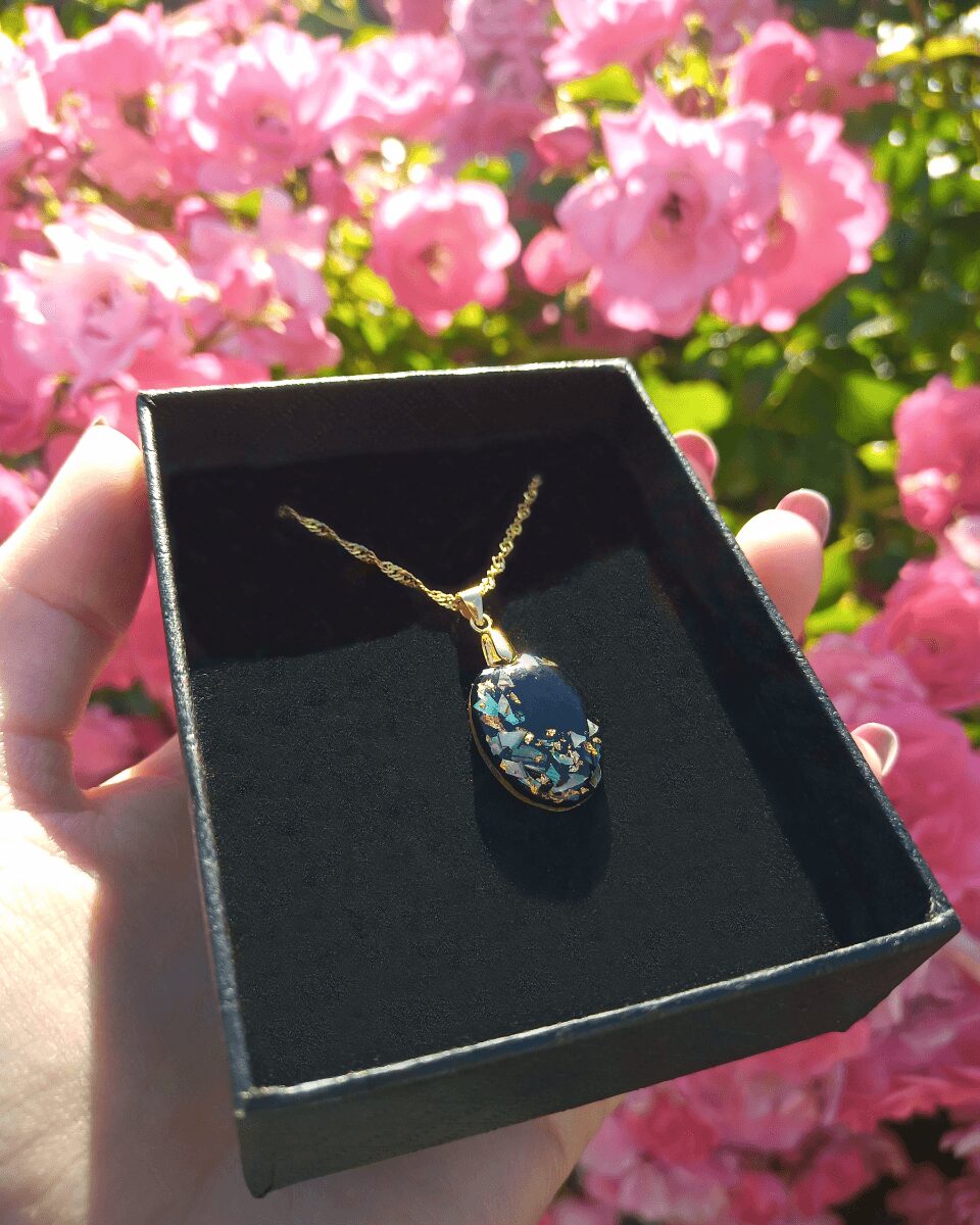 Création de collier de la collection Feuillage : la nacre verte évoque les feuilles des arbres tandis que les feuilles d'or évoquent la lumière qui les traverses. Bijoux poétique avec du charme.