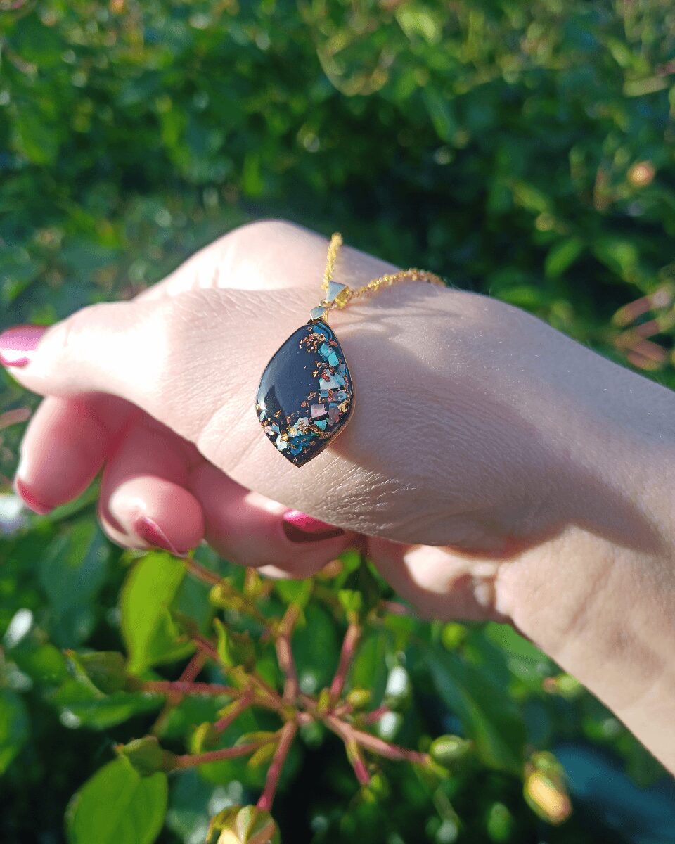 Collier en nacre multi-couleurs et feuilles d'or, attire le regard et recréer les premières lueurs de l'aube. Style poétique et élégant.