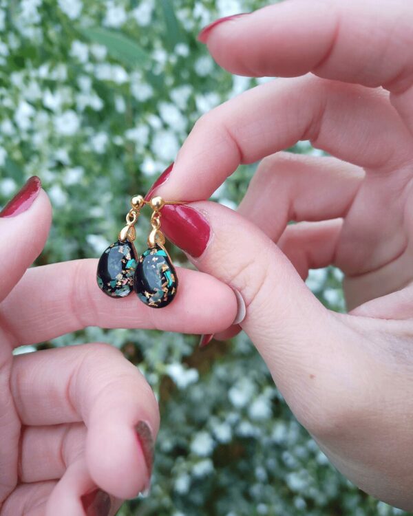 Boucles d'oreilles élégantes et délicates en nacre bleue et feuilles d'or. Comme les rayons de soleil caressant la surface de l'eau.
