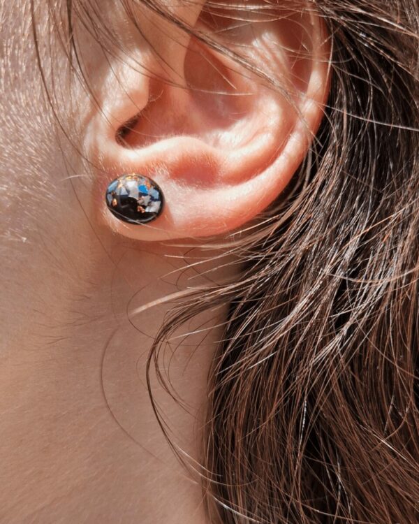 Clous d'oreilles pour style minimaliste. Fait-main en Rhône-alpes. Insertion de nacre et feuilles d'or