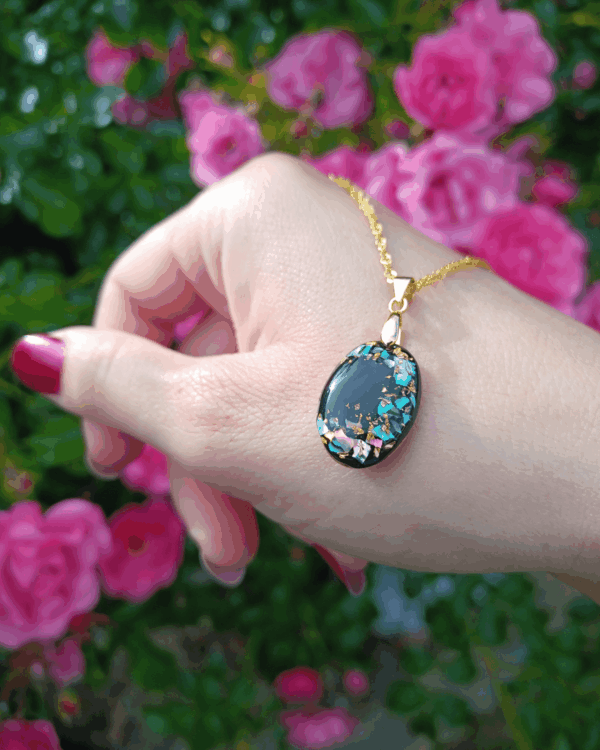 Collier Aurore Cabochon nacre colorée sur fond noir