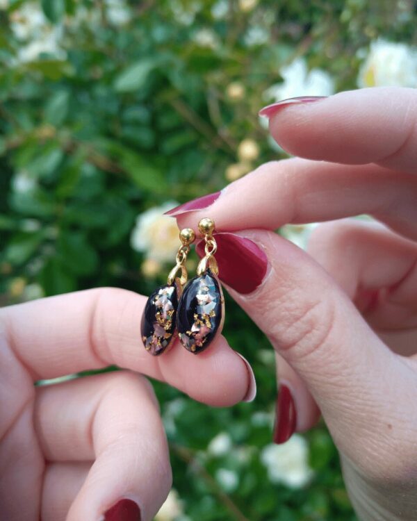 Boucles d'oreilles rose et or sur fond noir, fait-main en France, Rhône-alpes. Earrings.