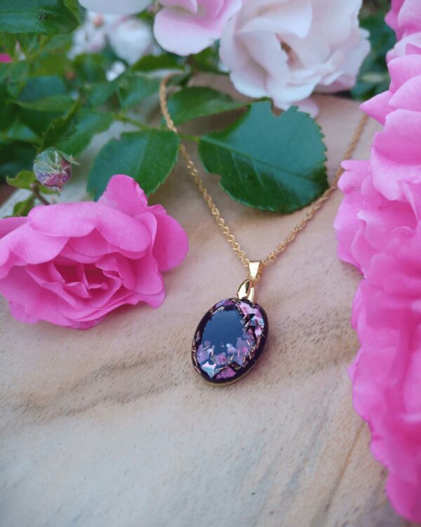 Collier de forme cabochon en nacre rose et éclat de laiton. Style minimaliste mais lumineux. Pour attirer le regard sans en faire trop.