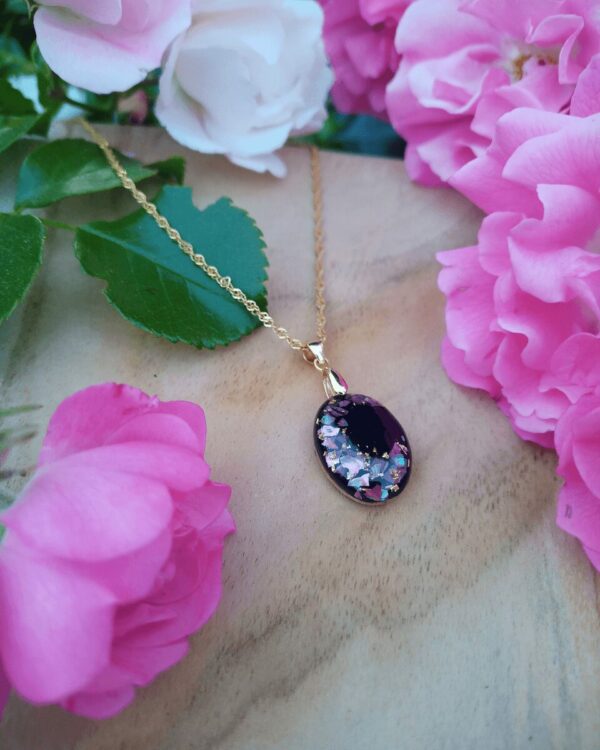 Collier fait-main en Rhône-alpes pour femme. Style élégant avec nacre et feuilles d'or