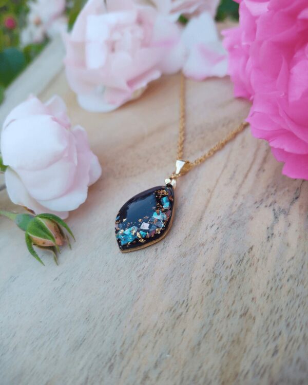 Collier pour le quotidien ou le temps d'une soirée, pour briller en toute occasion sans en faire trop.