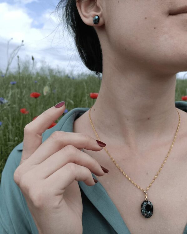 Collier pour femme en nacre et argent plaqué or. Style minimaliste chic. Discret et lumineux à la fois.