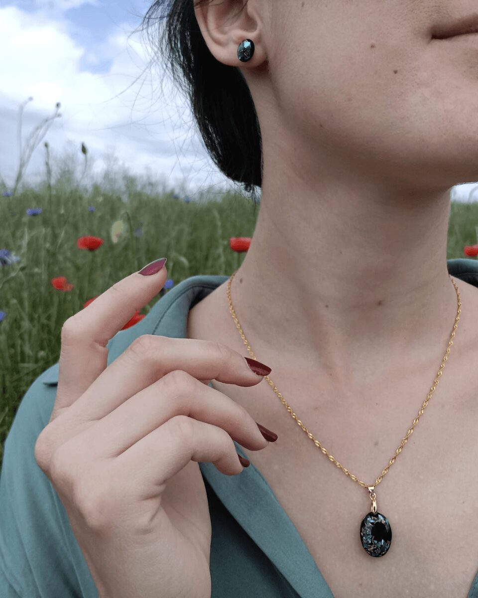 Collier pour femme en nacre et argent plaqué or. Style minimaliste chic. Discret et lumineux à la fois.