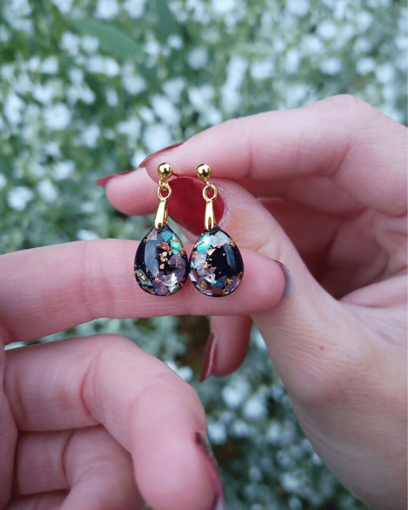 Boucles d'oreilles en nacre multi-couleurs et feuille d'or. En forme de larme. Style classe et luxe