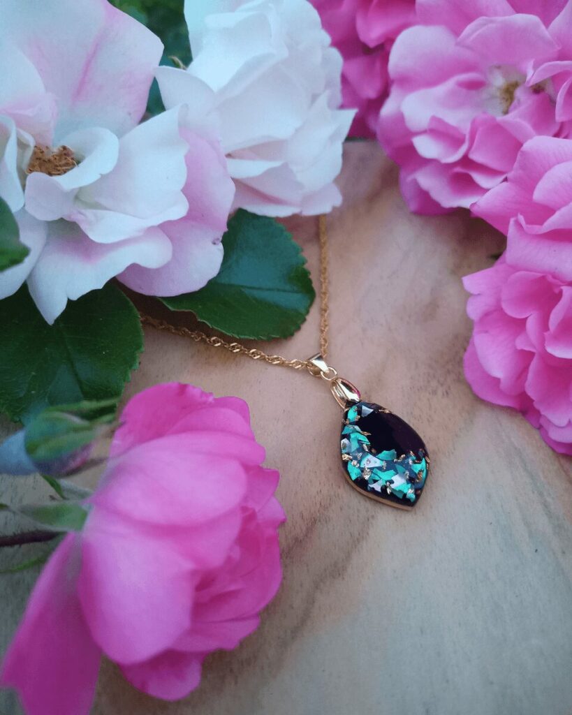 Collier feuillage - Nacre verte et feuilles d'or