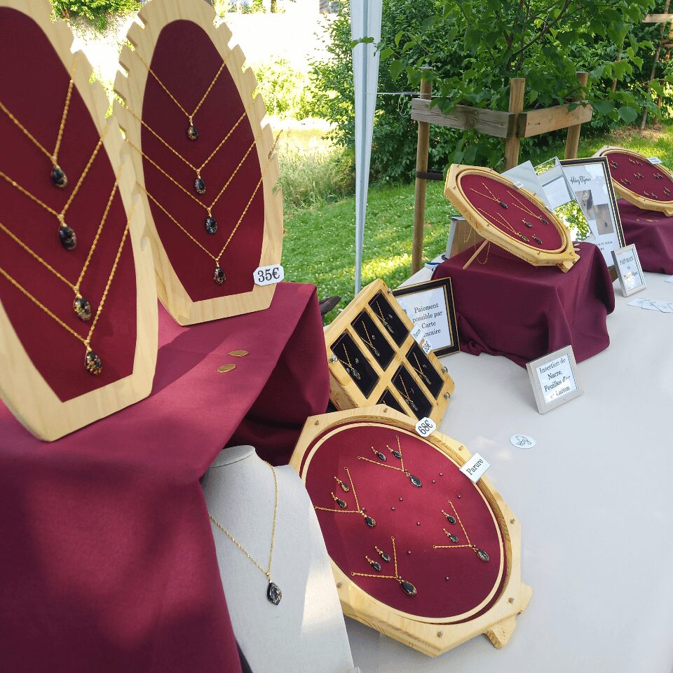 Stand de création artisanales. Marché des créateurs Rhône-alpes.