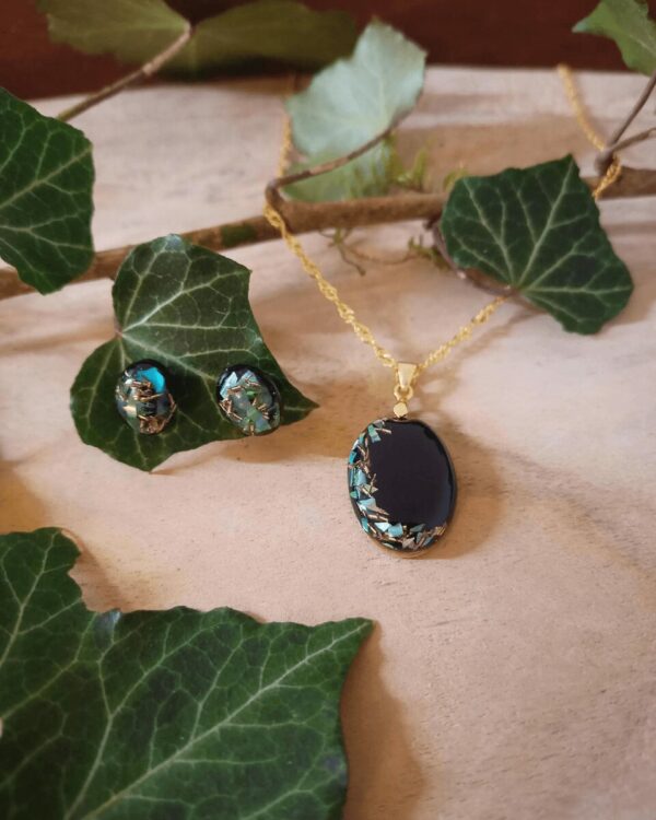 Parure (collier et boucles d'oreilles assortis) en nacre verte et éclat de laiton. Pour un style mystérieux et élégant. Fabrication artisanale