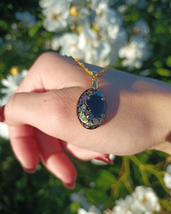 Collier en nacre colorée, fait-main, style chic et élégant, assortie aux boucles d'oreilles