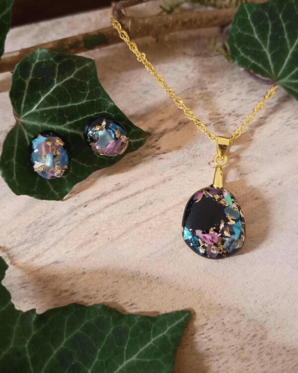 Fabriqué à la main, cette belle parure en nacre multi-couleurs est parfaite comme idée cadeaux pour femmes. Discrète, elle reste lumineuse et attire le regard.