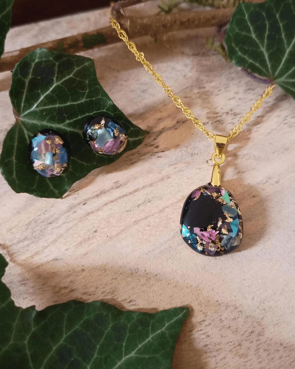 Fabriqué à la main, cette belle parure en nacre multi-couleurs est parfaite comme idée cadeaux pour femmes. Discrète, elle reste lumineuse et attire le regard.