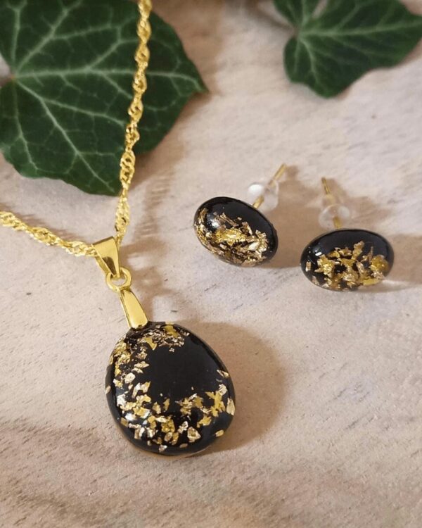 Parure en feuille d'or composé d'un collier en forme de larme et de cabochons d'oreilles. Fabrication artisanale