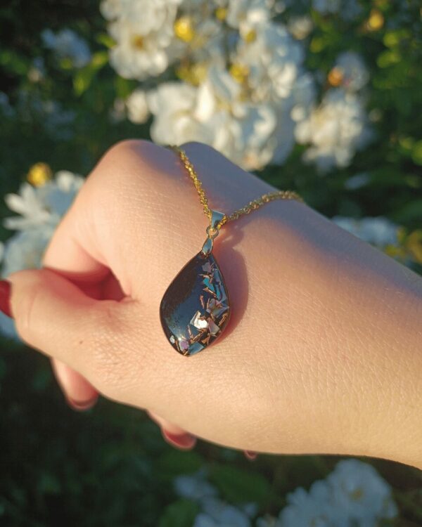 Collier en nacre violette et éclat de laiton, assorti à des cabochons d'oreilles. Le pendentif à été réalisé à la main dans mon atelier en Rhône-alpes. Parfait comme cadeau femme, fête des mères, anniversaire.