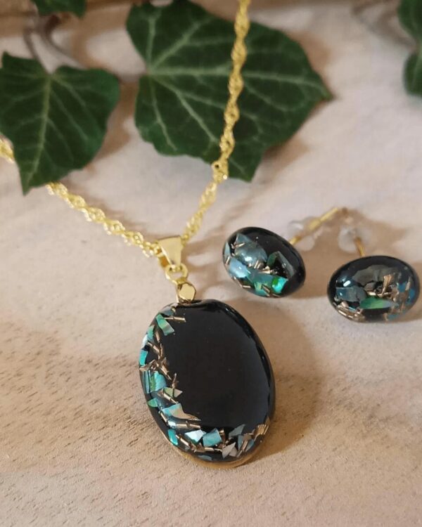 Collier et boucles d'oreilles assortis en nacre pour un style chic et élégant.