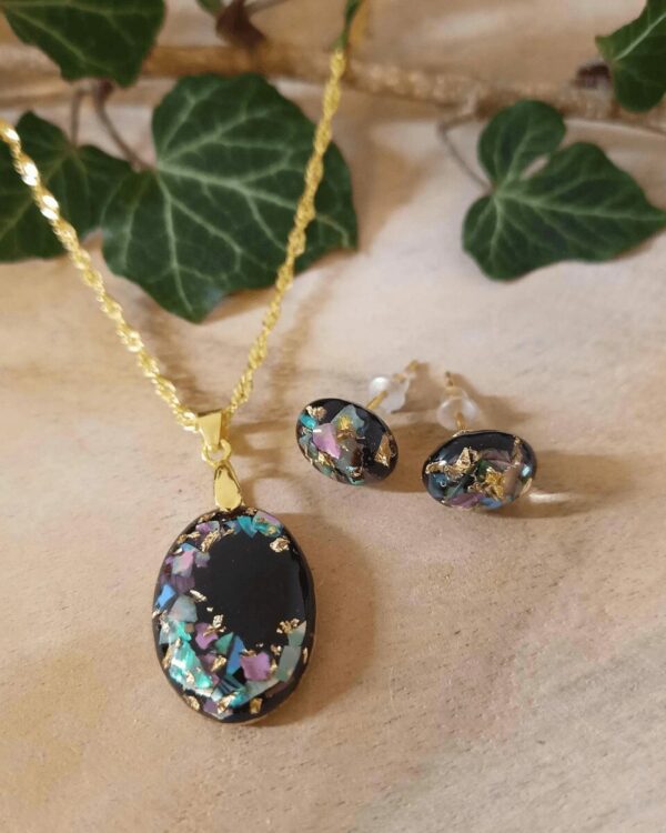 Collier et boucles d'oreilles assorties pour un style minimaliste et élégant. Discret mais lumineuse, cette parure est fabriquée à la main avec de la nacre multi-couleurs
