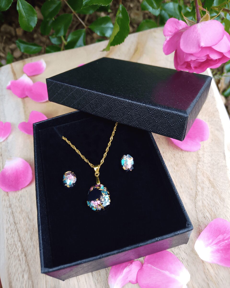 Parure (collier et boucles d'oreilles assortis) en nacre colorée. Idée cadeau pour femme, anniversaire, fête des mères. Style minimaliste et élégant.