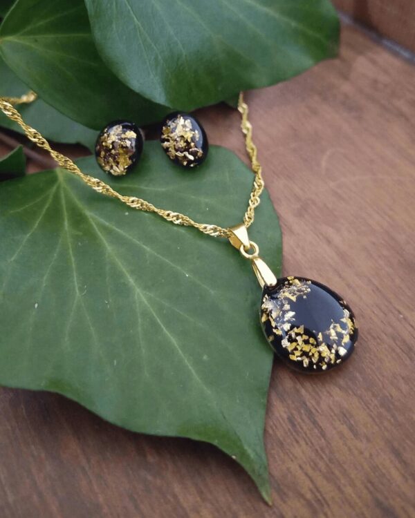 Parure en feuilles d'or pour femmes. Parfaite pour embellir une tenue, cet ensemble de bijoux saura retenir toute l'attention avec charme et élégance.