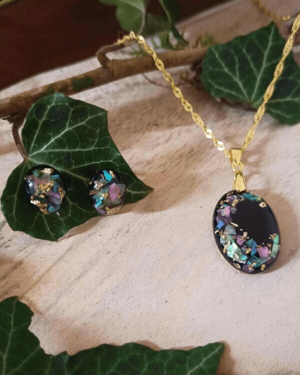 Parure artisanale composée d'un collier et de boucles d'oreilles non pendantes en nacre colorée et feuilles d'or sur fond noir. L'ensemble est en argent Sterling 925 plaqué or. Parfait pour offrir.