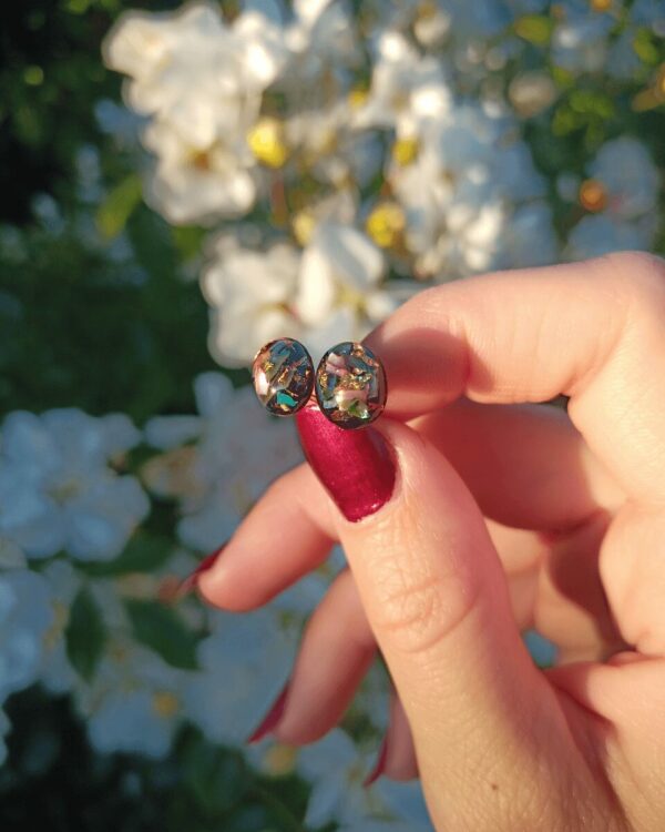 Boucles d'oreilles en nacre colorée, non pendantes, cabochon d'oreilles, pour femme, en nacre colorée, assortie à un collier. Discret mais lumineux, cette parure attire le regard