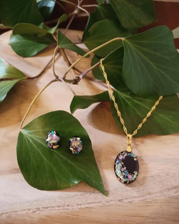 Parure (colliers et boucles d'oreilles) en nacre colorée et feuilles d'or sur fond noir. Fabriqué à la main dans mon atelier en Rhône-alpes.