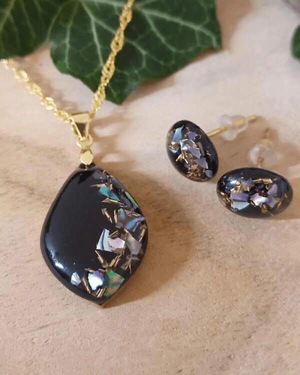 Belle parure en nacre violette et laiton, pour un style distingué et chic. Parfait à porter en soirée.